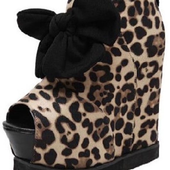 6 Inch Cheetah Wedges - Picture 2 of 2
